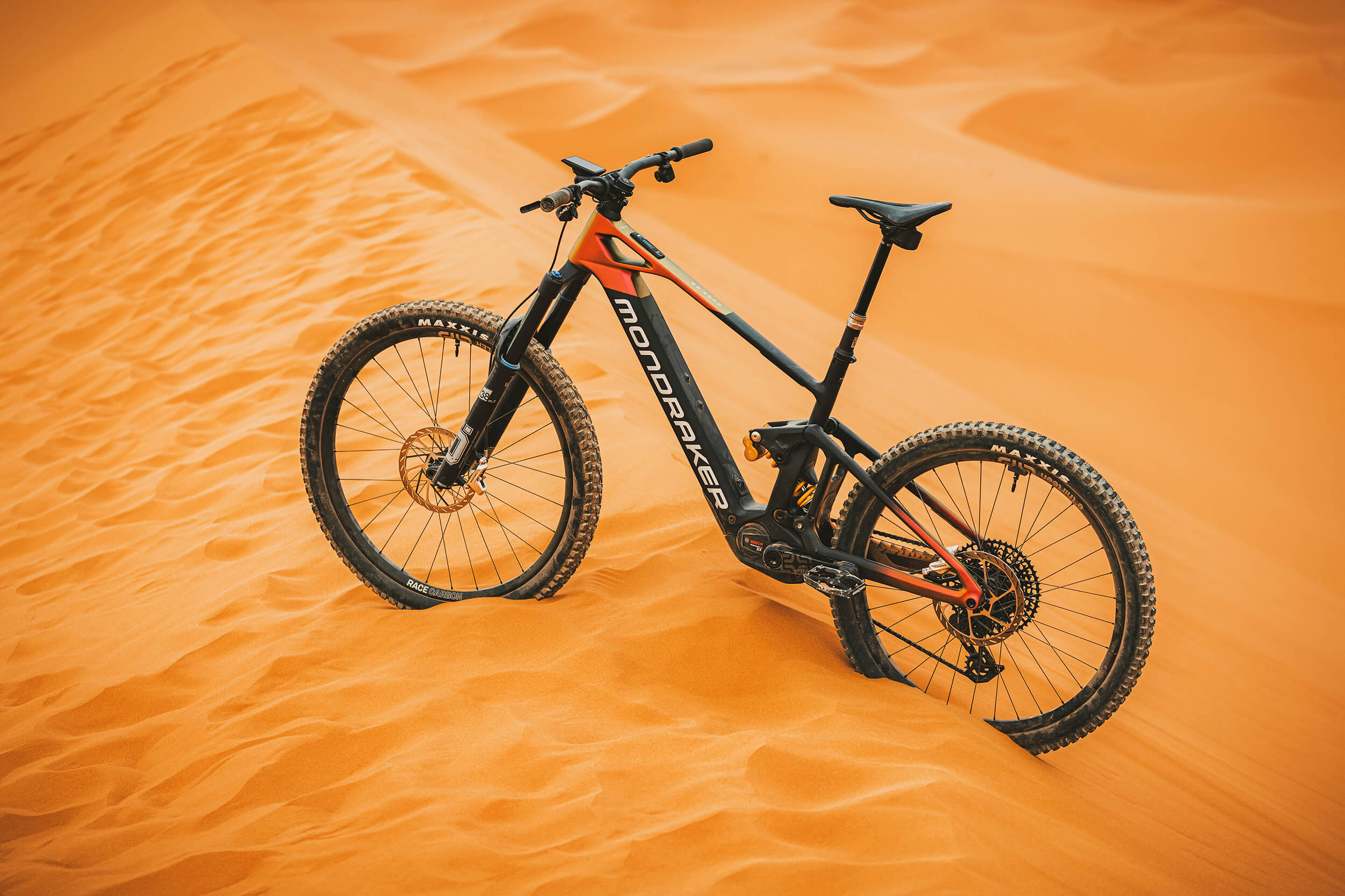 Mondraker Dune Mountainbike in einer Wüstenlandschaft, geeignet für Offroad-Abenteuer und Mountainbike-Enthusiasten.