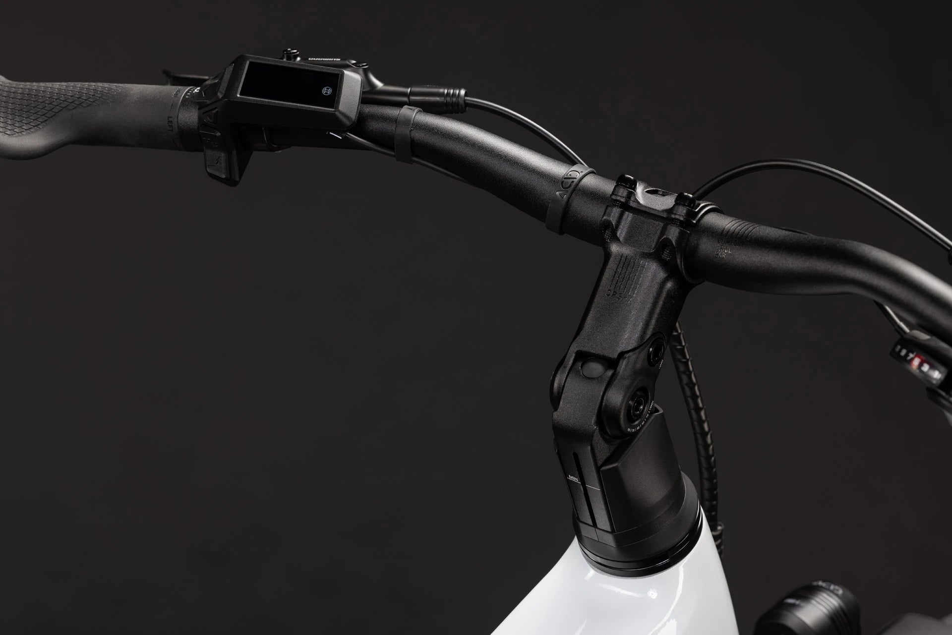 Cube Touring Hybrid ONE 600 metallicwhite´n´chrome 2027