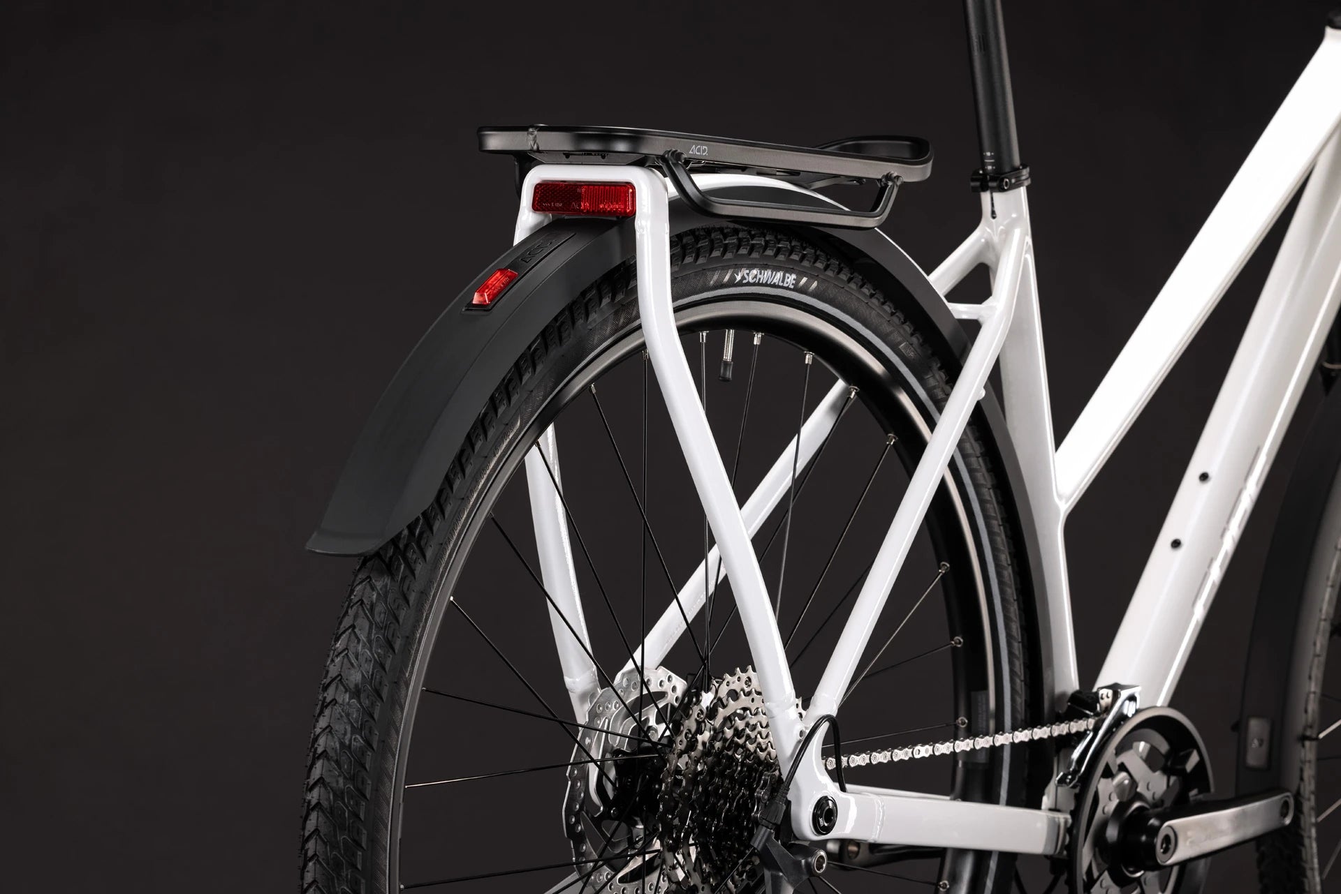 Cube Kathmandu Pro metallicwhite´n´chrome Trapeze 2027