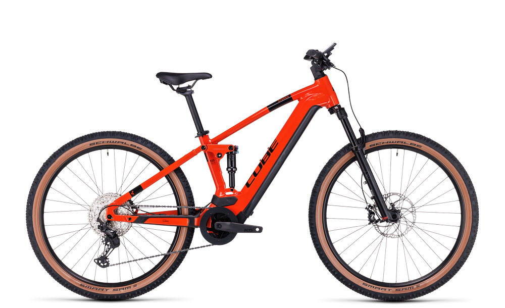 Orangefarbenes Cube Stereo Hybrid 120 E-Mountainbike, vollgefedert, geeignet für Geländefahrten und Abenteuertouren.