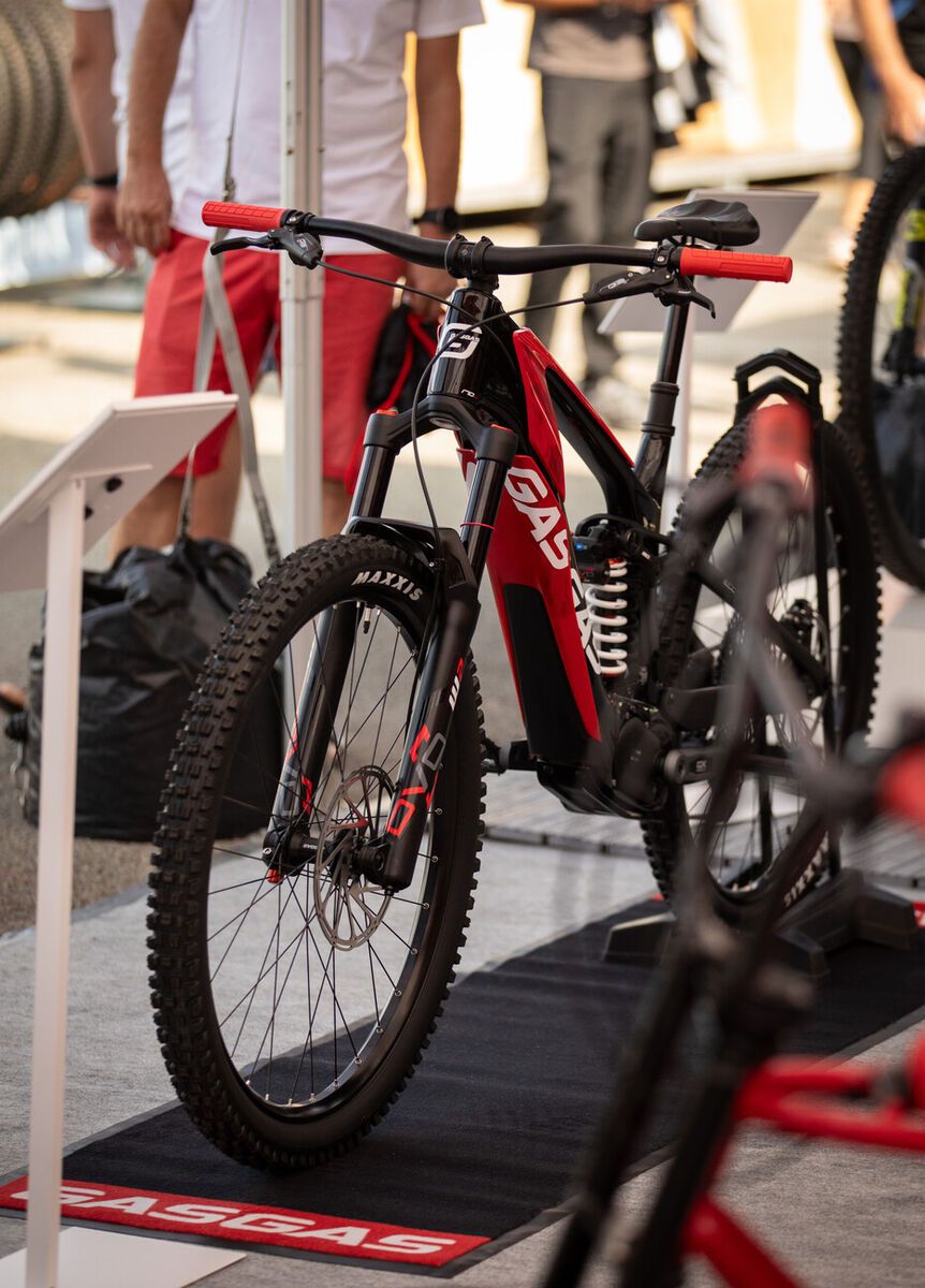 GASGAS ECC 5 Jet Black/Sangria Red