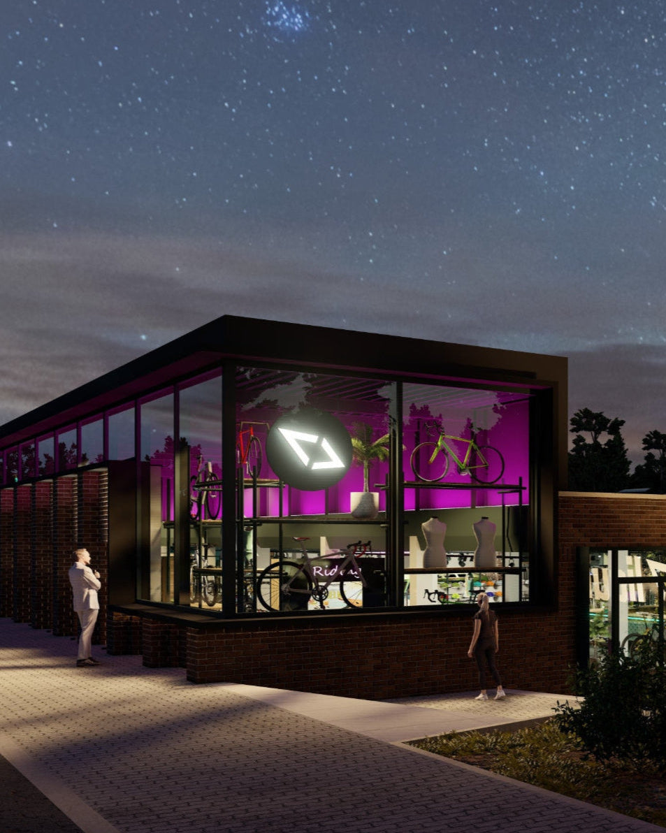 Moderne Fahrradgeschäft-Fassade bei Nacht mit violetter Beleuchtung, Fahrrädern und Schaufensterpuppen, "Bike Service Brilon".