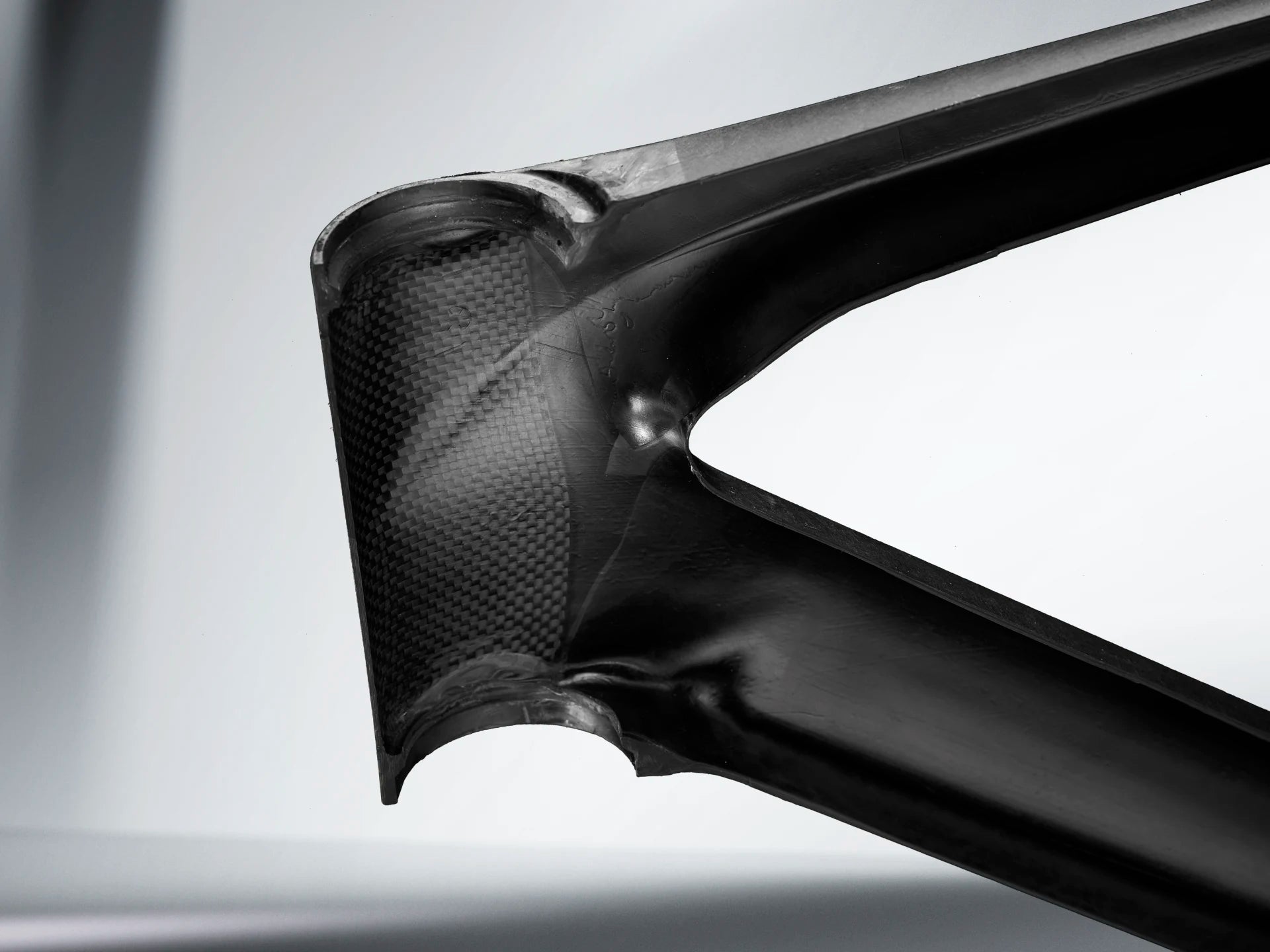 Nahaufnahme von einem Fahrradrahmen aus Carbon, vermutlich von Trek Madone, zeigt Detail der Rohrverbindung.