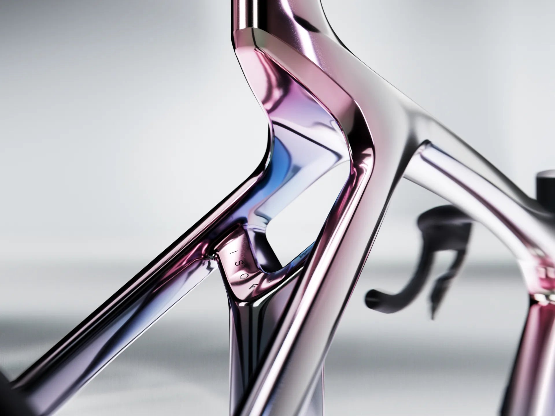 Nahaufnahme eines glänzenden Trek Madone Fahrradrahmens mit futuristischem Design in schillernden Farben für Rennrad-Enthusiasten.