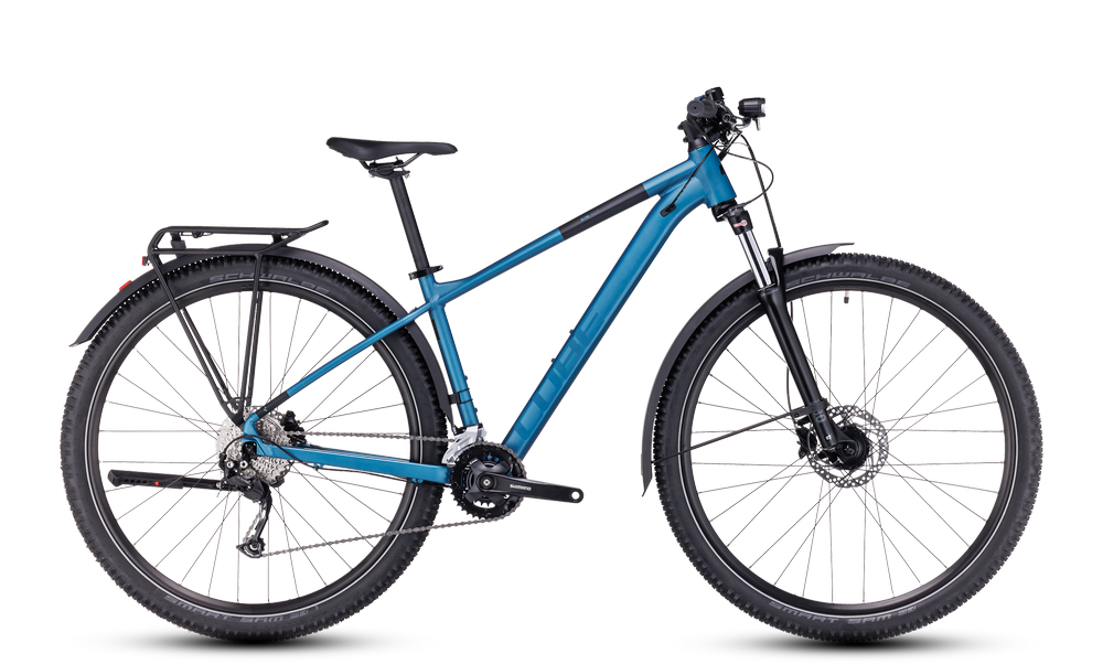 Blaues Cube Aim Mountainbike mit schwarzem Gepäckträger, geeignet für Offroad-Trails und Alltagsfahrten.