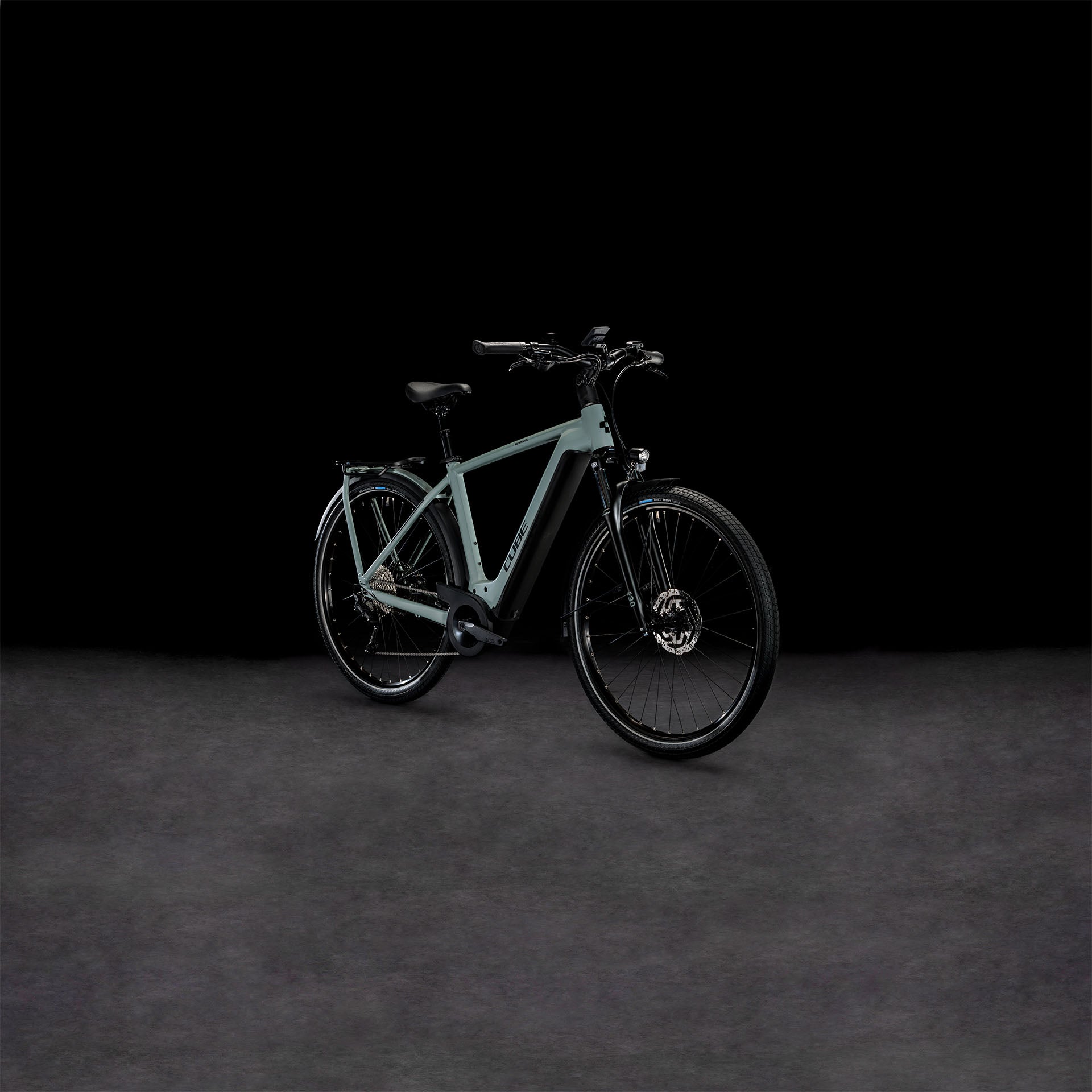 Graues E-Trekkingrad auf schwarzem Hintergrund, geeignet für Stadt- und Geländefahrten. Marke: Cube, Modell unklar.