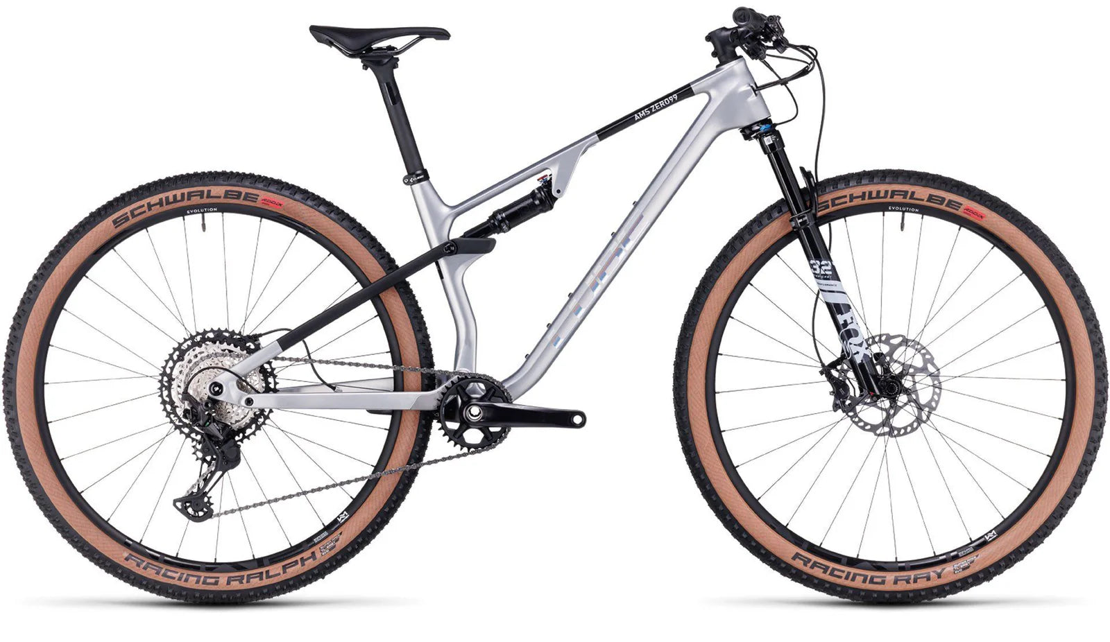 Silbernes Cube AMS Zero99 Mountainbike mit RockShox-Gabel und Schwalbe Reifen für anspruchsvolle Geländeabenteuer.