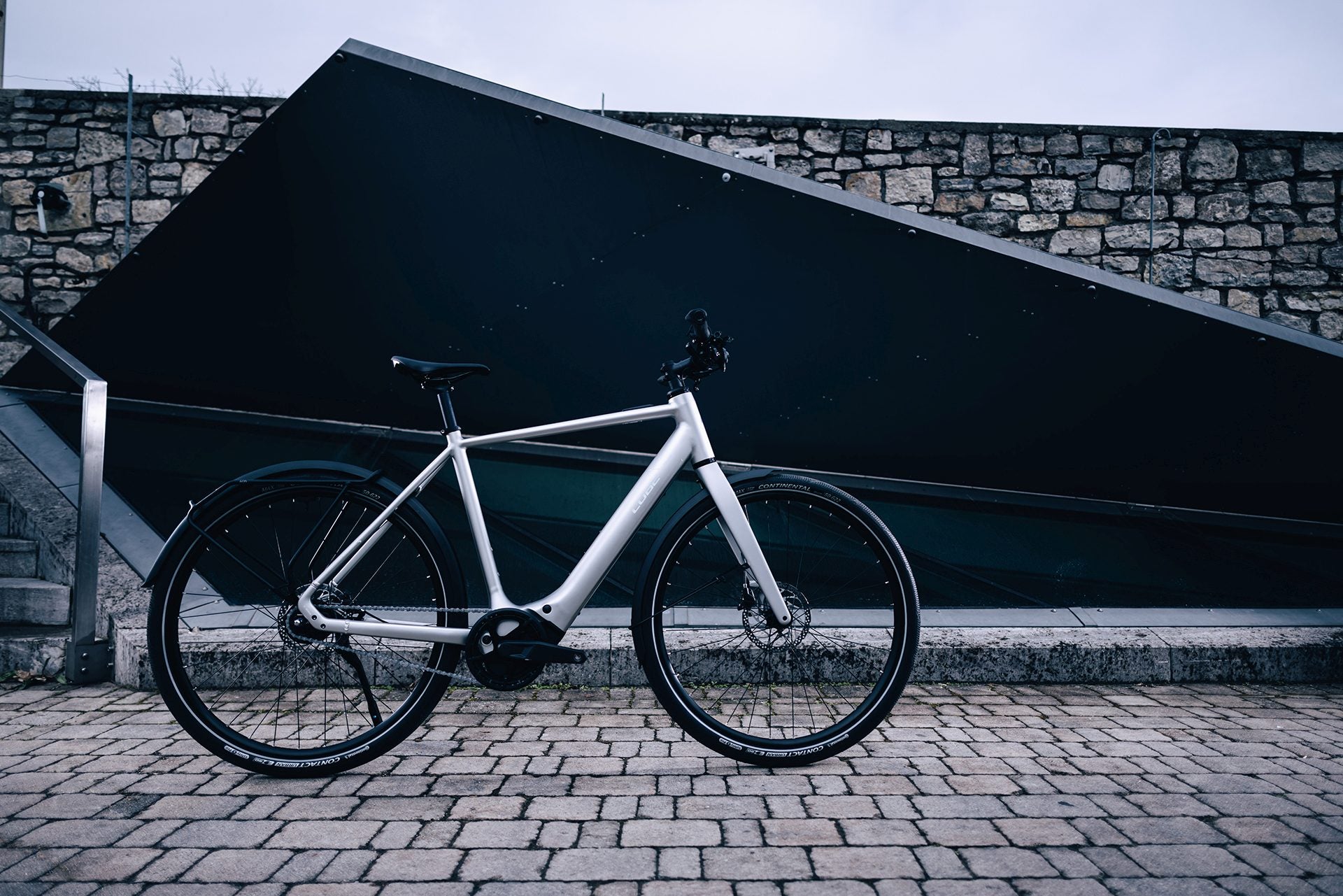 Elegantes Stadtfahrrad mit schwarzem Rahmen, geeignet für urbane Mobilität und Pendler.