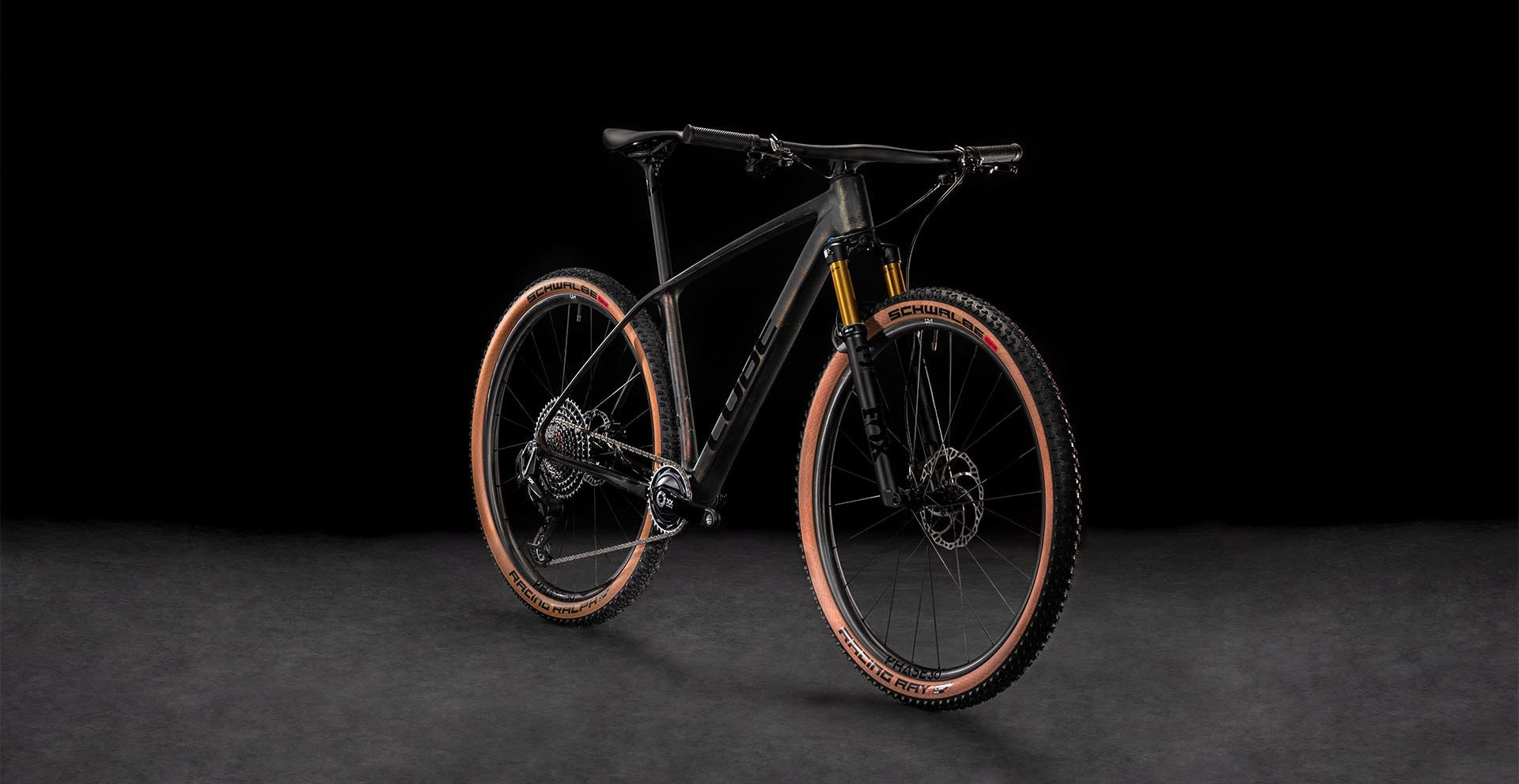 Modernes Mountainbike Cube mit schwarzen und rotbraunen Reifen, geeignet für Offroad-Abenteuer und sportliche Fahrer.