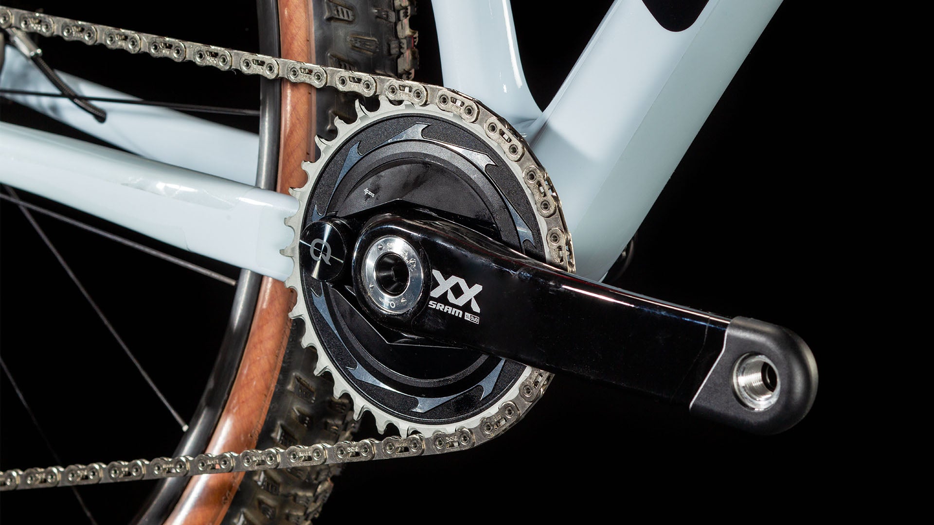 Fahrradkurbel von SRAM XX1 mit Kette auf einem modernen Mountainbike-Rahmen.