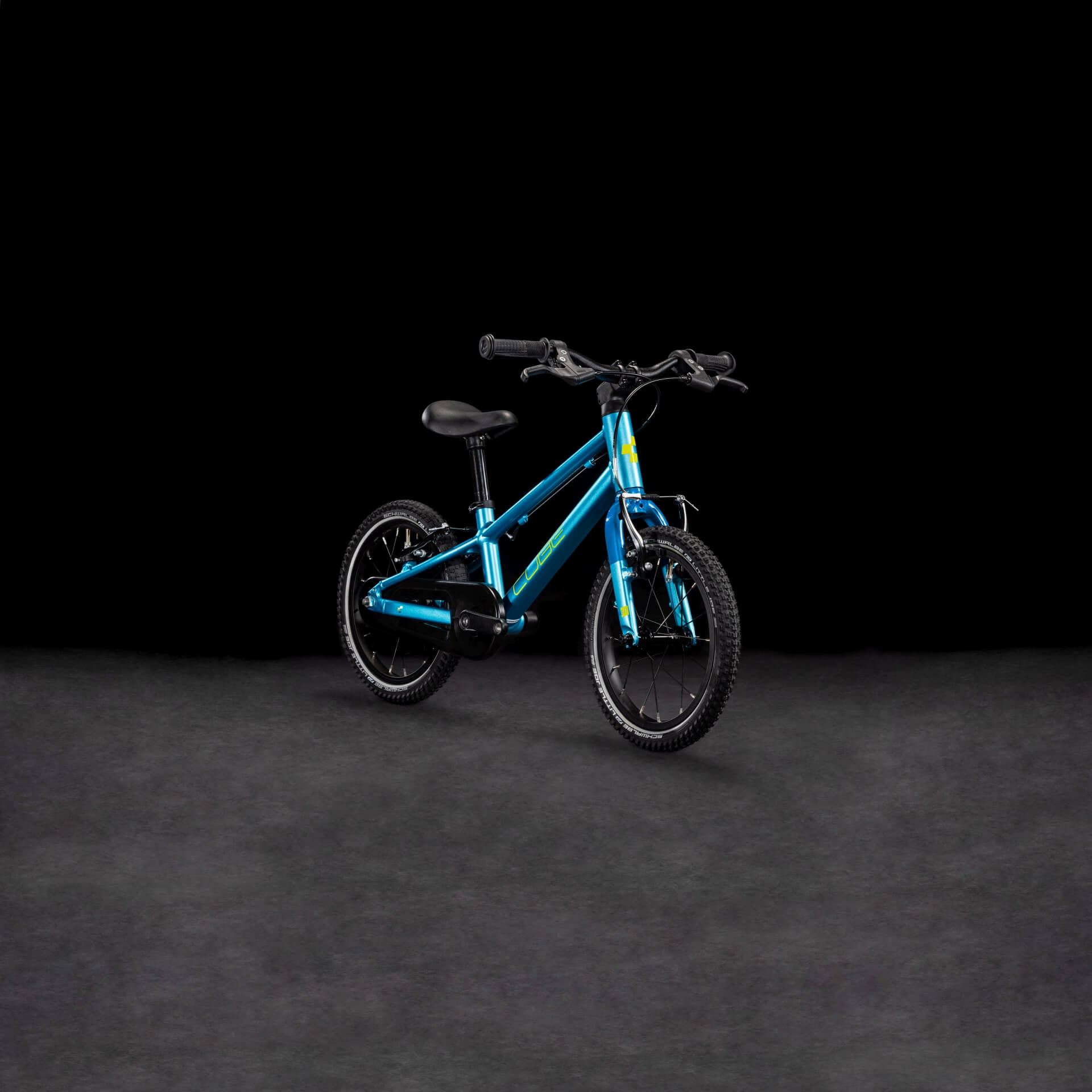 Blaues Kinderfahrrad von Cube, Modell NuMove, auf dunklem Hintergrund. Ideal für junge Radfahrer.