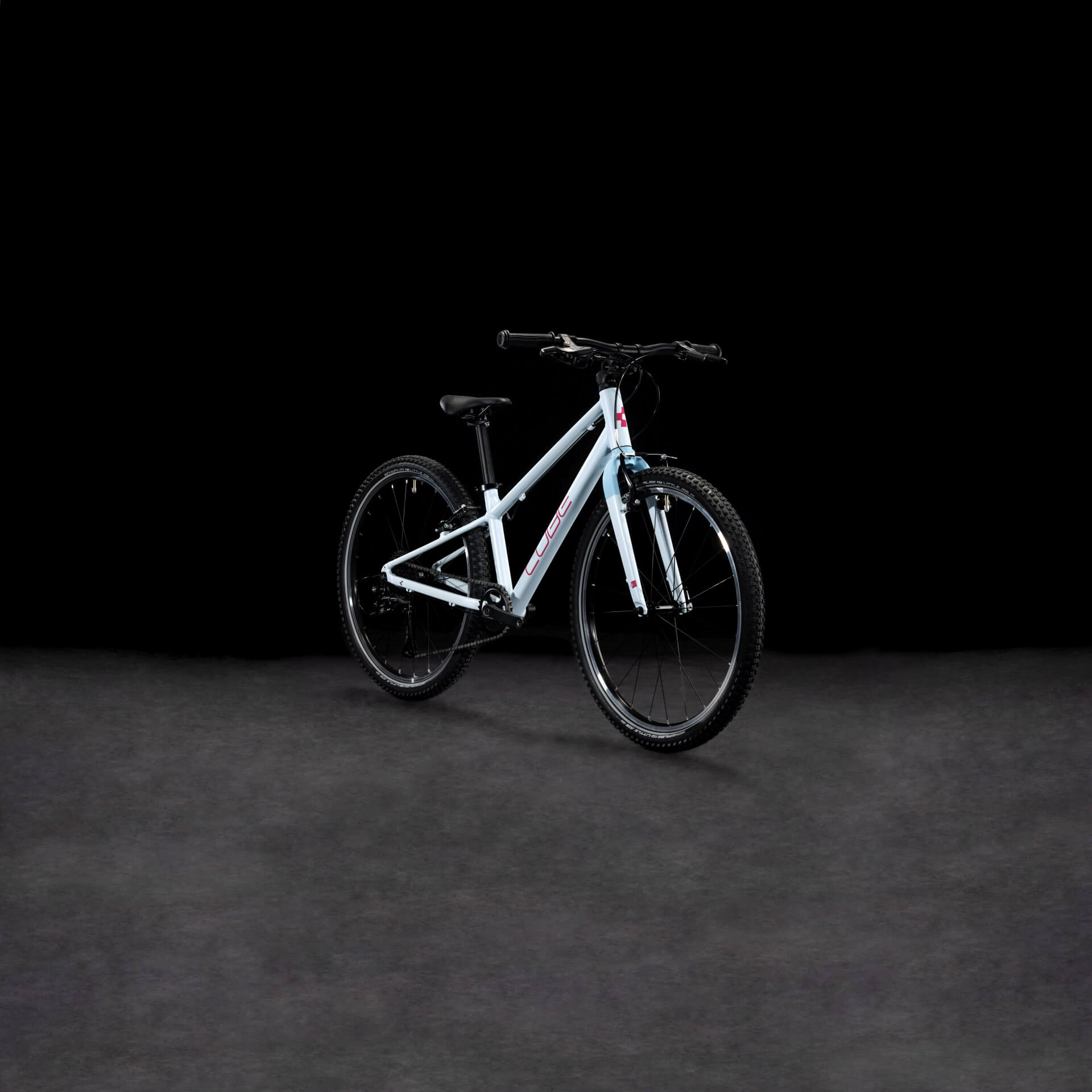 Weißes Kinder-Mountainbike Cube mit schwarzen Reifen und Rahmen, geeignet für junge Fahrradfans.