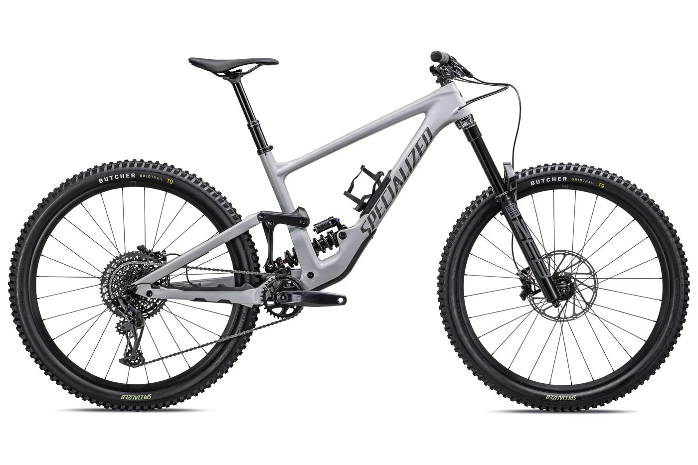 Graues Specialized Mountainbike, Modell für anspruchsvolle Trails, mit robustem Rahmen und grobstolligen Reifen.