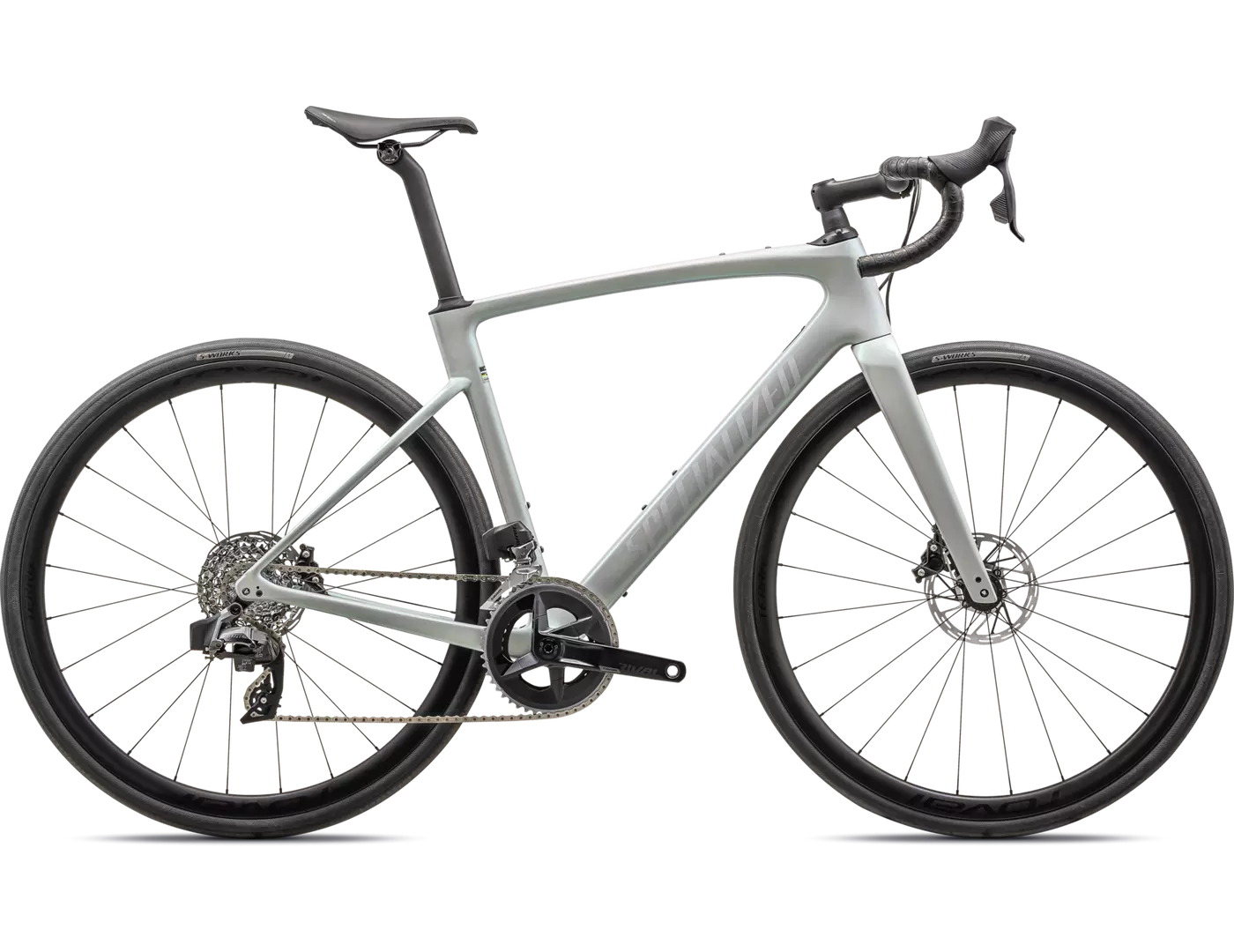 Silbernes Specialized Roubaix Rennrad mit schwarzen Reifen, geeignet für Straßenrennen und lange Distanzen.