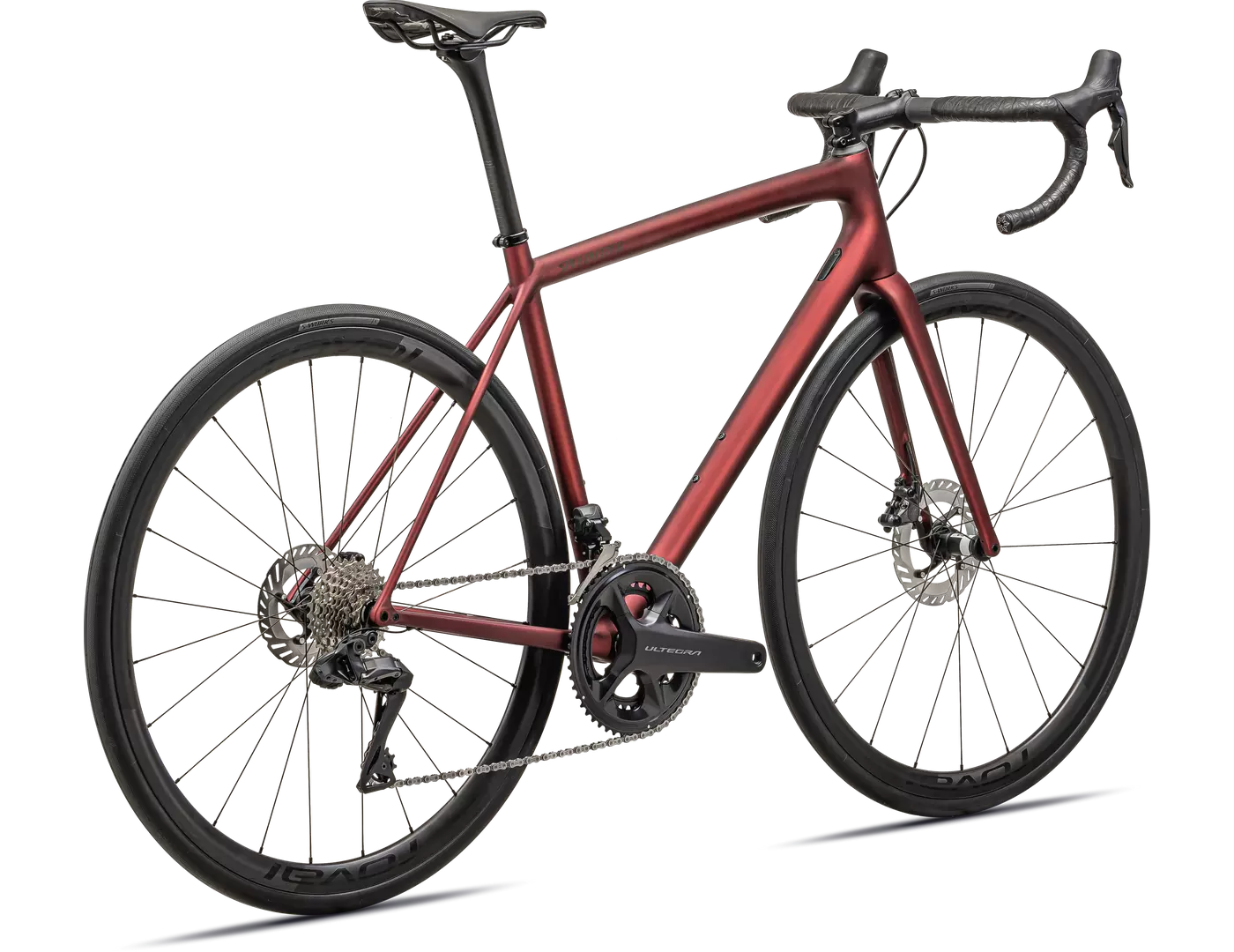 Rotes Specialized Aethos Rennrad, Carbonrahmen, Scheibenbremsen, für Straßenradsportler konzipiert.