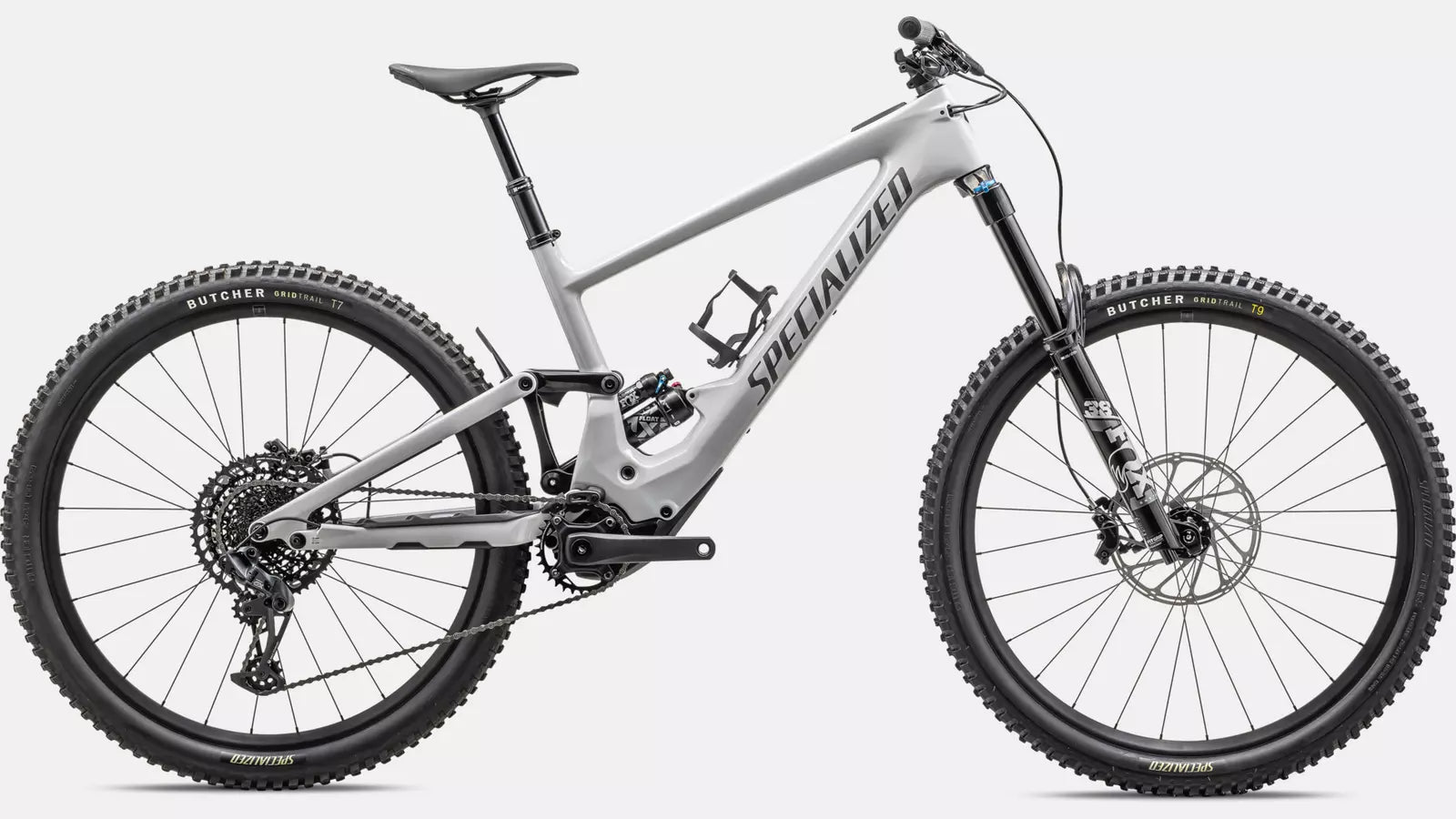 Graues Specialized Turbo Kenevo E-Mountainbike mit robustem Rahmen, Federgabel und breiten Butcher-Reifen für Gelände.