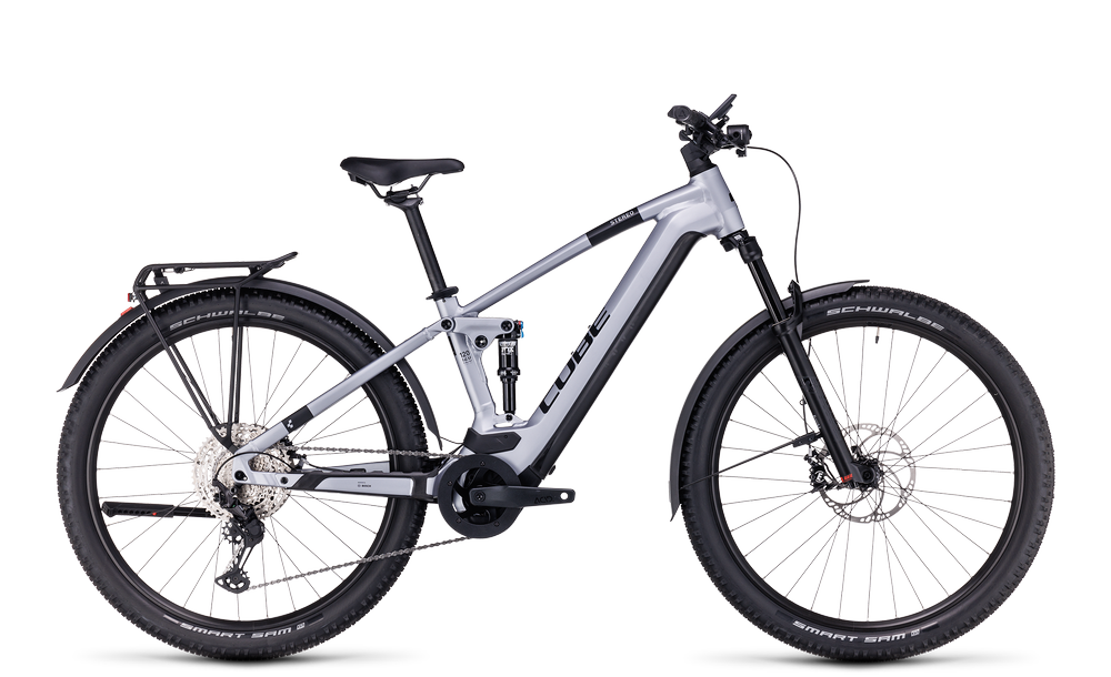 Silbernes E-Mountainbike Cube Stereo Hybrid 120 mit robustem Rahmen, Scheibenbremsen und Gepäckträger, ideal für Offroad.