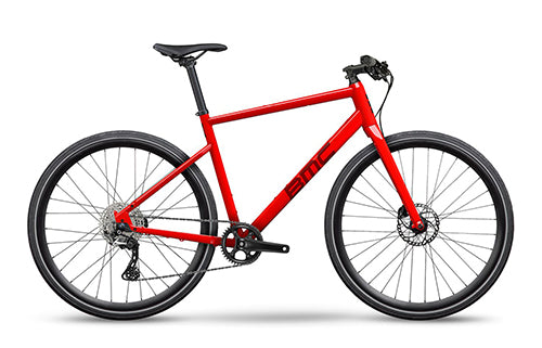 Rotes BMC Alpenchallenge Fahrrad mit geradem Lenker, geeignet für urbane Fahrten.