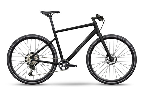 Schwarzes BMC City Bike mit Scheibenbremsen auf weißem Hintergrund. Ideal für den Stadtverkehr.