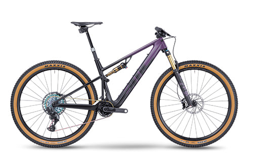 Lila BMC E-Bike mit dickeren Reifen, geeignet für Mountainbiking; modernes Design mit robustem Rahmen und Federgabel.