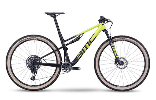 BMC Mountainbike in Schwarz und Gelb, geeignet für Offroad-Fahrten, mit Scheibenbremsen und modernen Komponenten.