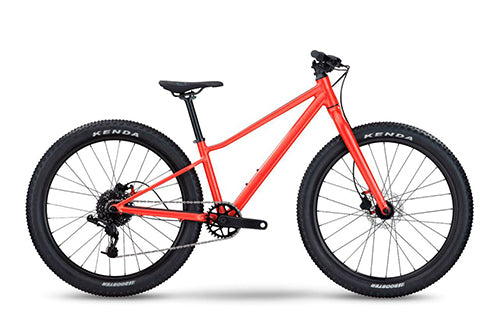 Rotes Mountainbike BMC Twostroke mit dick profilierten Reifen, geeignet für Offroad-Touren.