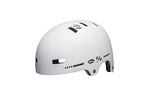 Weißer BMX-Helm Bell, Modell Faction, für Dirt-Biking mit Belüftungsöffnungen, geeignet für Erwachsene.