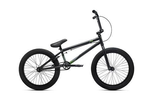 Schwarzes BMX-Rad mit grünen Akzenten, geeignet für Tricks und Sprünge, Seitenansicht.