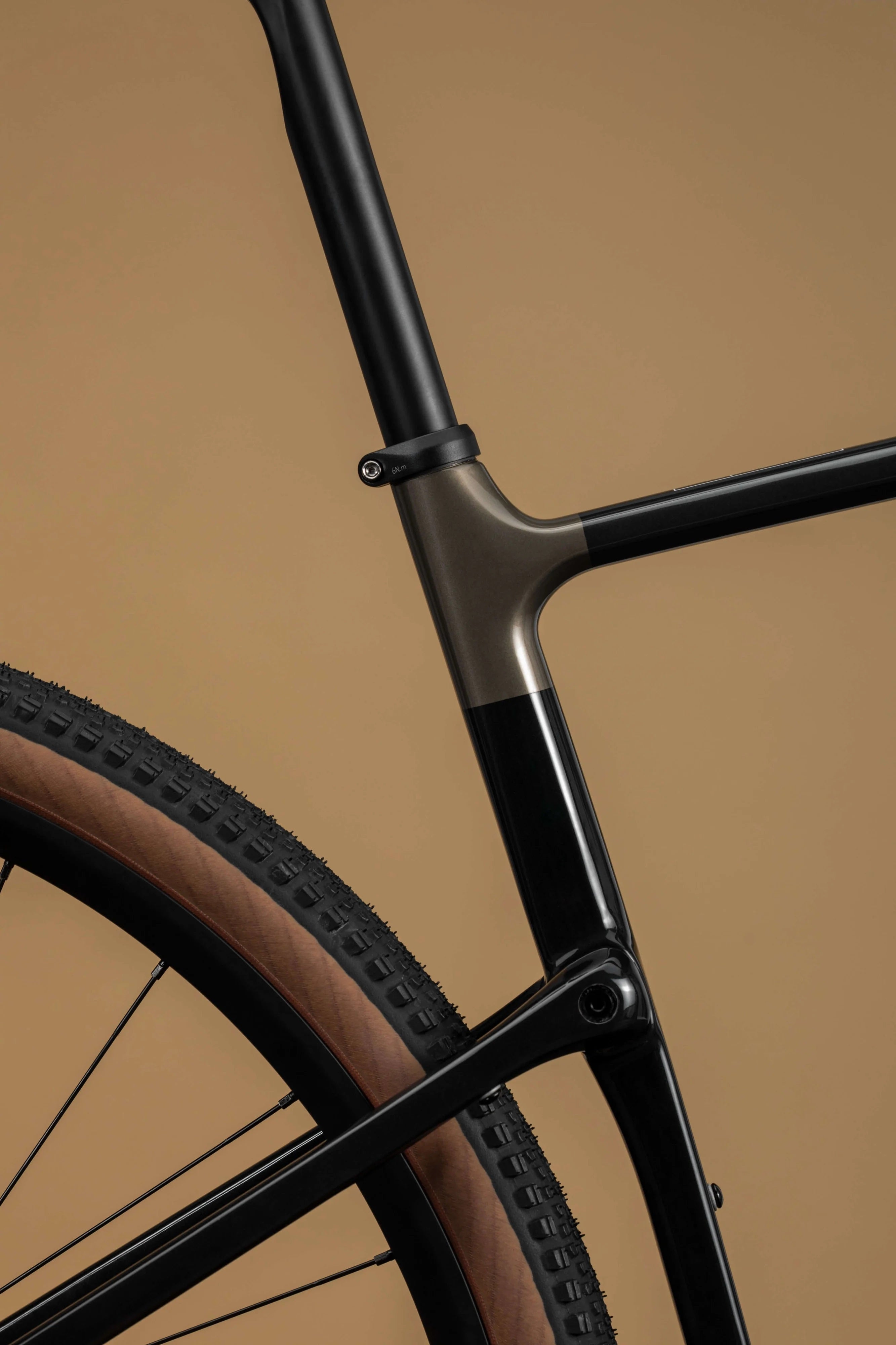 Cannondale Topstone Gravelbike-Rahmen, schwarzes Design, mit breitem Reifenprofil, für Offroad-Einsatz.