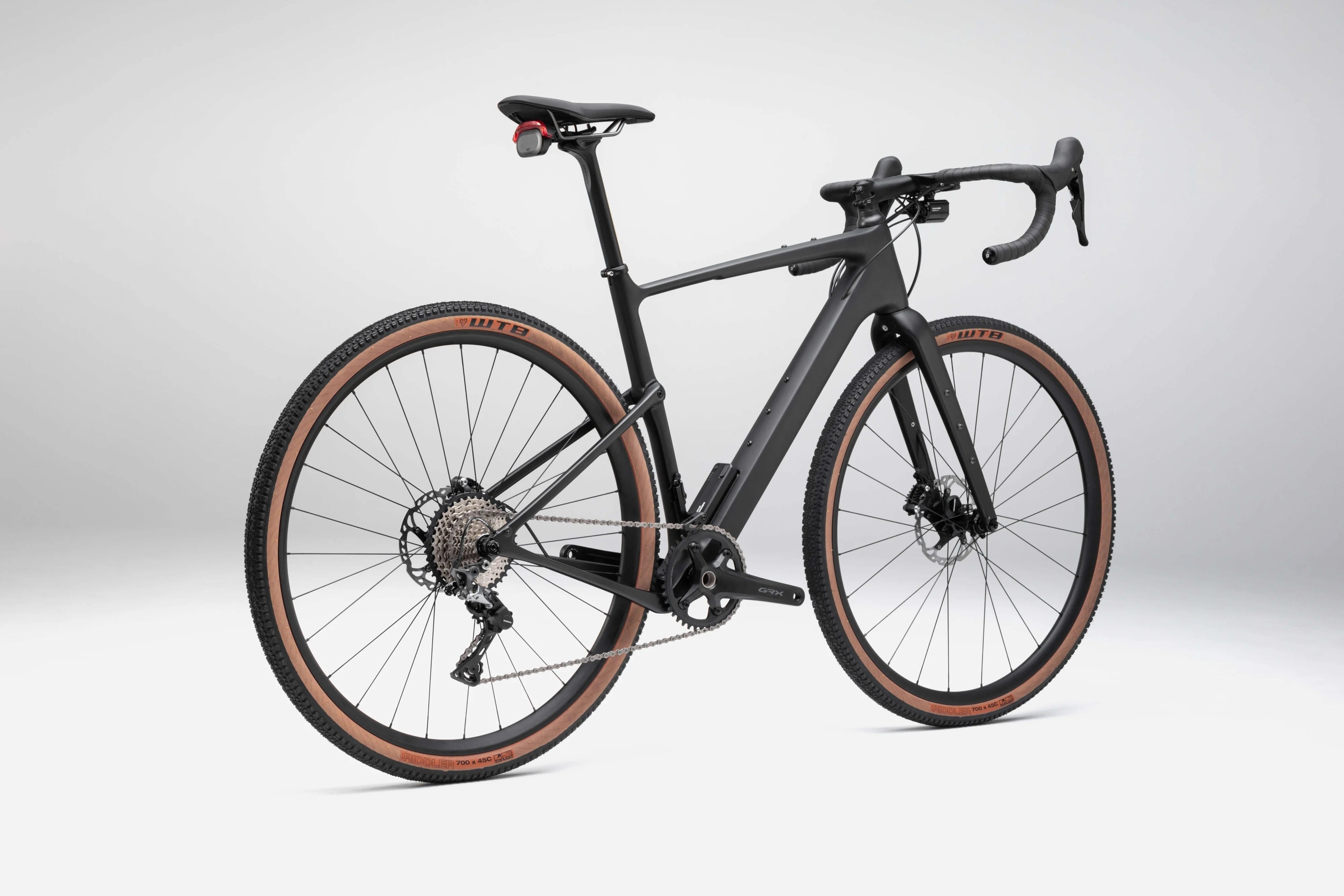 Cannondale Topstone Gravelbike, schwarz, mit Scheibenbremsen und breiten WTB-Reifen für Offroad-Abenteuer.