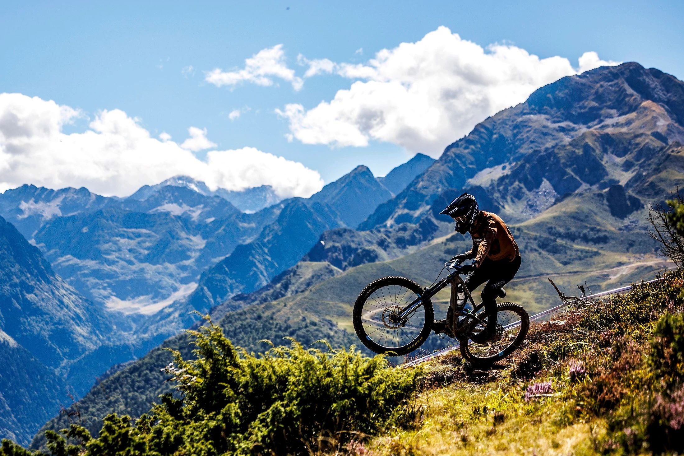 Mountainbiker auf Cannondale fährt Hang hinauf in alpiner Landschaft, geeignet für Offroad-Abenteuer.