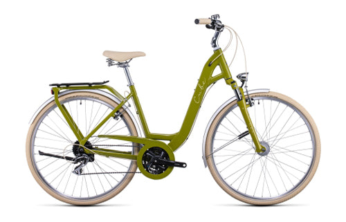 Grünes Citybike mit tiefem Einstieg, Gepäckträger und cremefarbenen Reifen, ideal für Stadtfahrten.