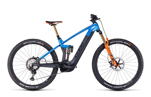 Cube Stereo Hybrid 140 E-Mountainbike in Blau mit orangefarbenen Akzenten, für Geländeabenteuer und sportliche Fahrer.