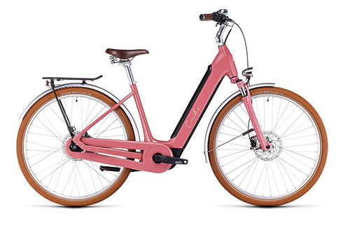 Rosa Cube Ella Hybrid E-Bike mit braunen Reifen, geeignet für den Stadtgebrauch, tiefer Einstieg, Gepäckträger hinten.