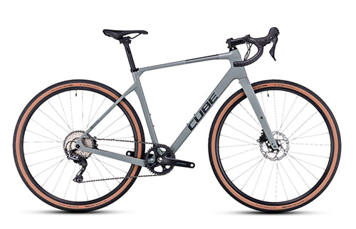 Cube Nuroad Gravelbike in Grau mit Scheibenbremsen und breiten Reifen; ideal für Offroad-Abenteuer.