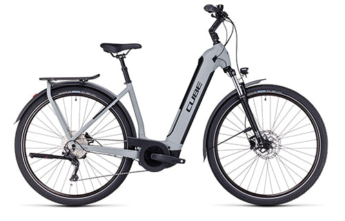 E-Bike Cube Kathmandu Hybrid in Grau, tiefer Einstieg, stabiler Gepäckträger und Vordergabel-Federung. Ideal für Stadt und Touren.