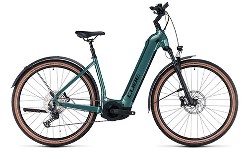 Cube Nuride Hybrid E-Bike, türkis, tiefer Einstieg, Shimano-Schaltung, für Stadt und leichte Offroad-Strecken geeignet.