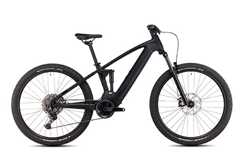 Schwarzes Cube Stereo Hybrid 120 E-Mountainbike, vollgefedert, geeignet für Offroad-Abenteuer.