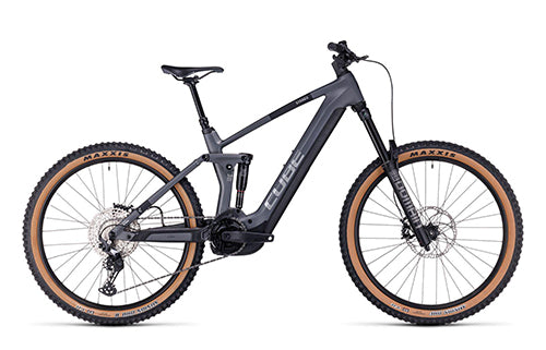 Cube Stereo Hybrid 160 E-Mountainbike, schwarzer Rahmen, robuste Maxxis-Reifen, geeignet für Offroad-Abenteuer.