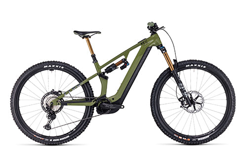 Cube Stereo Hybrid One55 E-Mountainbike, olivgrün, mit vollgefedertem Rahmen und breiten Reifen für Geländeabenteuer.