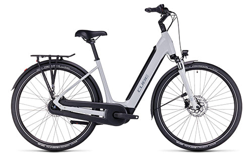 Cube Supreme Hybrid, graues E-Bike mit tiefem Einstieg, Scheibenbremsen und Gepäckträger, ideal für Stadtfahrten.