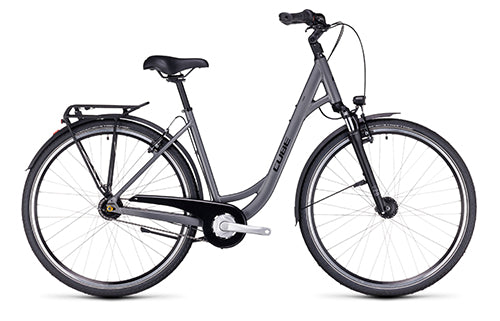 Grau-schwarzes Citybike Cube Town mit tiefem Einstieg, Gepäckträger und Schutzblechen, ideal für urbane Radfahrer.