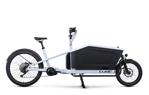 Weißes Cube E-Transportfahrrad mit großer Ladekiste, ideal für Lastentransport, seitliche Ansicht.