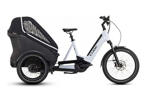 Cube-Trike-Hybrid: Weißes E-Lastenrad mit drei Rädern, ideal für Familien oder Transport, mit geräumiger Sitzkabine hinten.