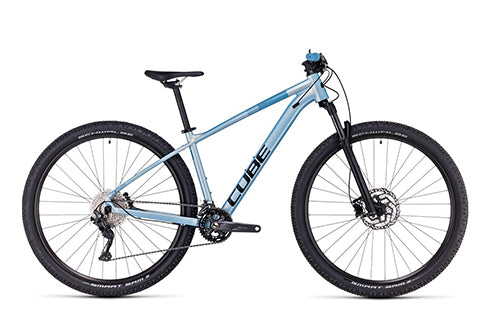 Hellblaues Cube Damen-Mountainbike mit robustem Rahmen, geeignet für Gelände und Offroad-Touren.