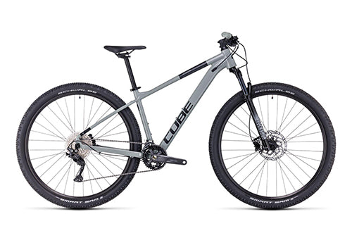 Graues Cube Attention Mountainbike, 29 Zoll, mit Scheibenbremsen und Shimano-Schaltung. Ideal für Offroad-Abenteuer.