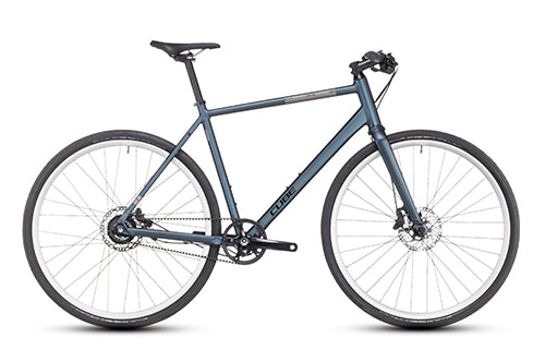 Graues Cube Urbanbike mit geradem Lenker und Scheibenbremsen, ideal für Stadtradfahrer, sportliches Design.