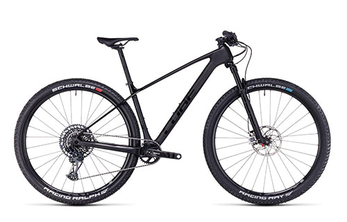 Cube Elite Mountainbike, schwarz, Hardtail-Design, geeignet für Offroad-Abenteuer, Schwalbe Racing-Reifen.