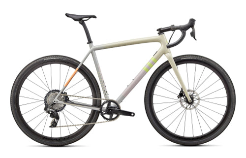 Cyclocross-Rennrad, graues Rahmendesign, Scheibenbremsen, robuste Reifen, geeignet für Offroad und Gelände.