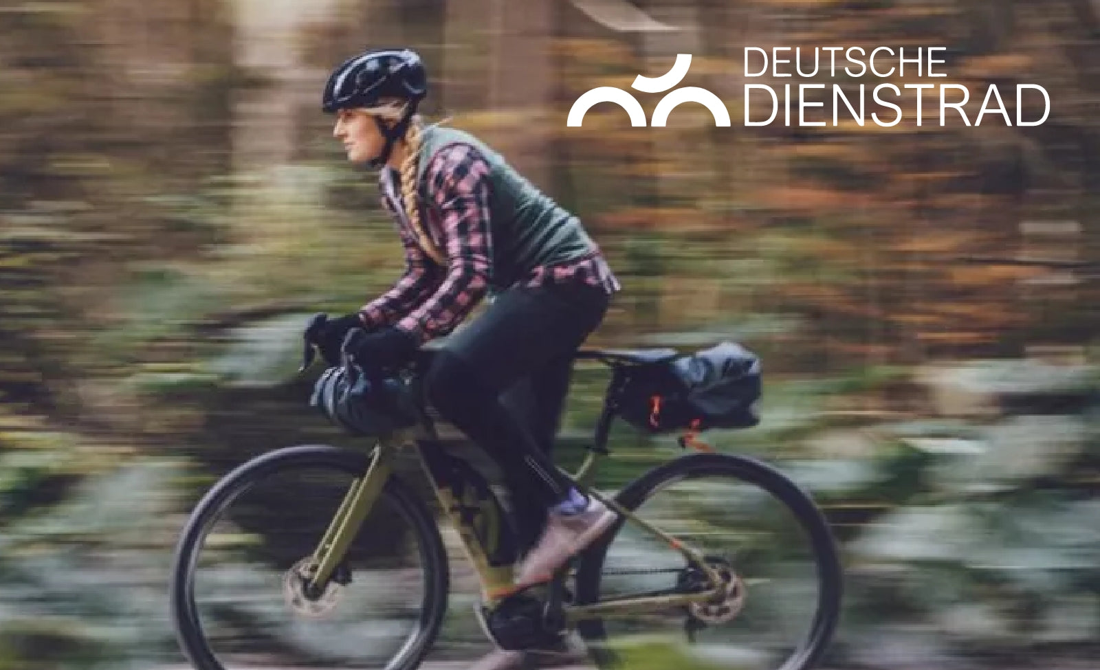 Person mit Helm fährt ein Fahrrad im Wald; seitlich; Deutsche Dienstrad-Logo oben rechts.